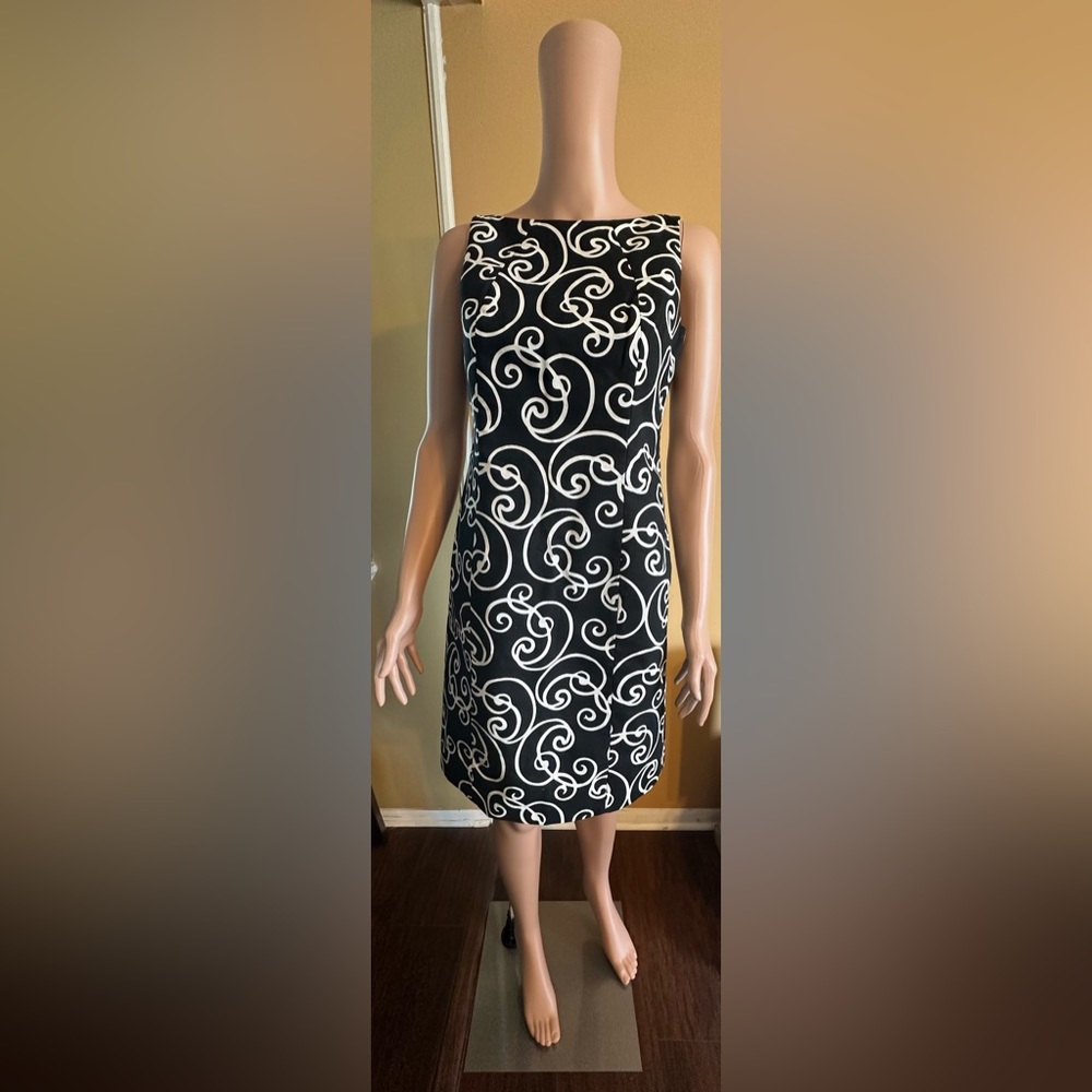 Ann Taylor Size 4 Petite Black and White Dress